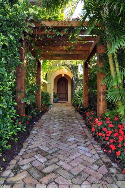 70 Creative Walkway Ideas and Designs Pergola Trellis, Front Yard Walkway, Landscape Yard, Large Backyard Landscaping, Walkway Design, Brick Walkway, Walkway Ideas, Covered Walkway, Tropical Landscape