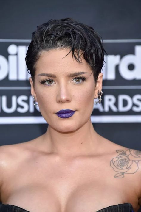 Halsey Wallpaper Short Hair, Halsey Natural Hair, Pixie Haircut Halsey, Halsey Short Hair, Halsey Shaved Head, Sleek Back Hair, Edgy Pixie Haircuts, Wet Look Hair, Pomade Style