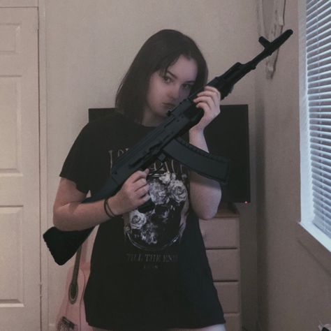 Girl With Knife Aesthetic, Trap Metal Aesthetic, Shotgun Aesthetic, Aesthetic Sombre, Trap Girl, Naomi Harris, Knife Aesthetic, Edgy Girls, She Walks In Beauty