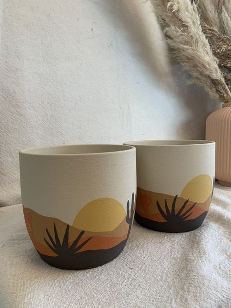 Desert Pottery Painting, Black Painted Pots, Painted Cactus Pots, Simple Ceramic Painting, Decorating Plant Pots, Cute Painted Pots, Boho Pots, Plant Pot Designs, Plant Pot Art