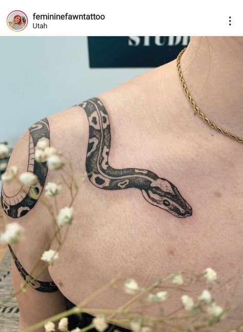 A Snake Tattoo, Artsy Tattoos, Shoulder Blade Tattoo, Serpent Tattoo, Petit Tattoo, Snake Tattoo Design, Upper Arm Tattoos, Ball Python, Dream Tattoos