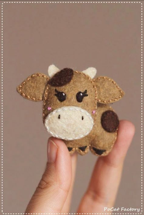 Felt Cow, Cow Craft, Cow Ornaments, Baby Mobil, Motifs Perler, Felt Ideas, Felt Patterns, Felt Brooch, Felt Decorations