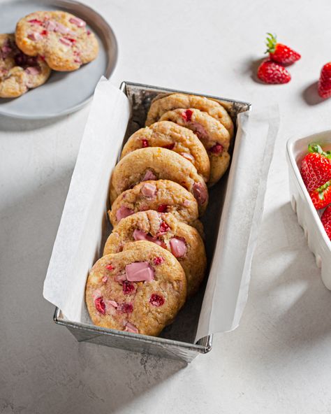 Strawberry & Ruby Chocolate Chunk Cookies | Redpath Sugar Cute Biscuits Aesthetic, Ruby Chocolate Cookies, Pretty Dessert Recipes, Ruby Chocolate Recipes, Ruby Cookies, Aesthetic Biscuits, Biscuits Aesthetic, Cookie Strawberry, Healthy Protein Desserts