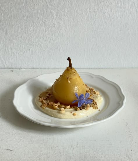 White wine poached pear with mascarpone cream and nuts🍐 Friends Dinner Aesthetic, Art On Plates, Poetry Night, Autumn Dinner Party, Dinner Hosting, Roasted Pears, Winter Poetry, Wine Poached Pears, Pro Metabolic