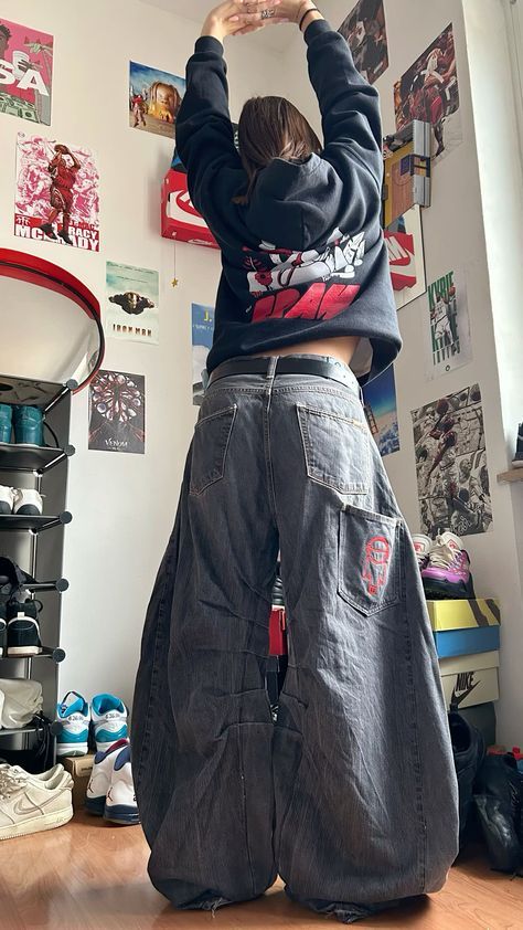 Baggy Clothes 90s Grunge Streetwear, 2000s Baggy Outfits, Baggy Y2k Outfit, Y2k Baggy Outfits, Baggy Clothes Outfit Aesthetic, 90s Baggy Style, Baggy Clothing, Baggy Fashion, Tomboy Femme