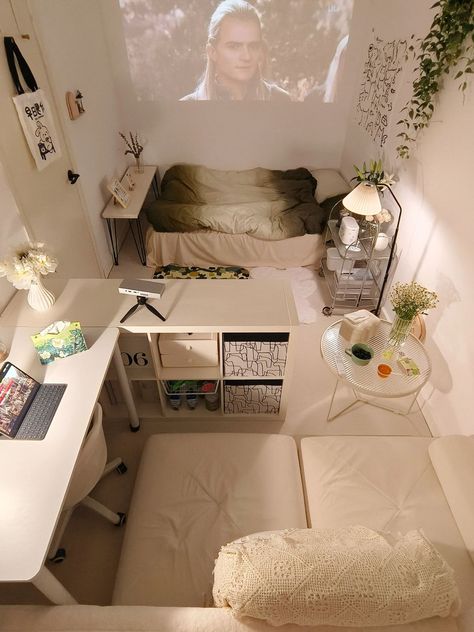 Small Room Ideas White, Cozy White Room, Room Inspo Aesthetic Minimalist, Small Minimalist Bedroom, Bedroom Layouts For Small Rooms, Small Room Makeover, Interior Design Decor, Kitchen Interior Design, Decorating Home