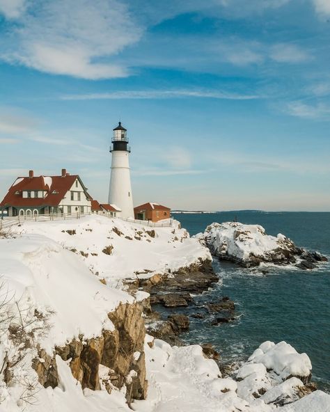 A lighthouse in Portland, Maine in the winter Maine In November, Maine In The Winter, Christmas In Maine, Maine Winter Vacation, Portland Maine Aesthetic, Portland Maine Winter, Maine Aesthetic Winter, Winter In Maine, Lighthouse Maine