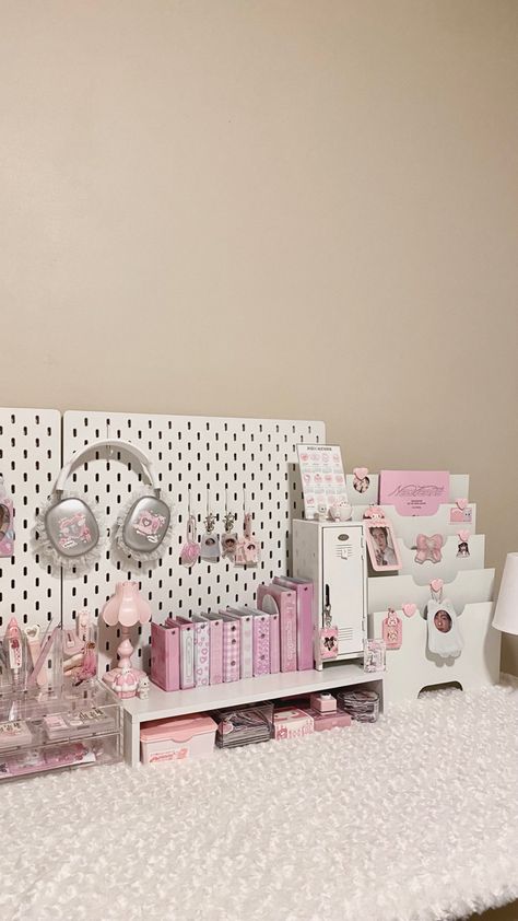 Cute Pink Desk, Room Ideas For 2 Sisters, Kpop Desk Setup, Kpop Desk, Dream Desk, Study Desk Decor, Pink Desk, Desk Inspo, Pink Room Decor