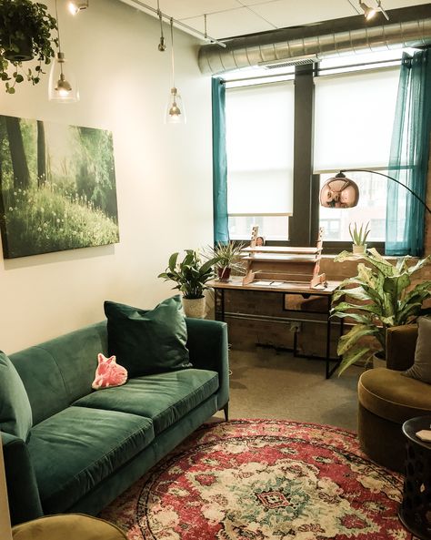 Psychotherapy in style at 4043 N Ravenswood, 302, Chicago, IL Tiny Therapy Office Space Ideas, Counseling Office Inspiration, Apartment Therapy Studio, Home Psychology Office, Cool Therapist Office, Therapist Couch, Therapist Room Aesthetic, Aesthetic Therapy Office, Therapy Office Decor Counseling