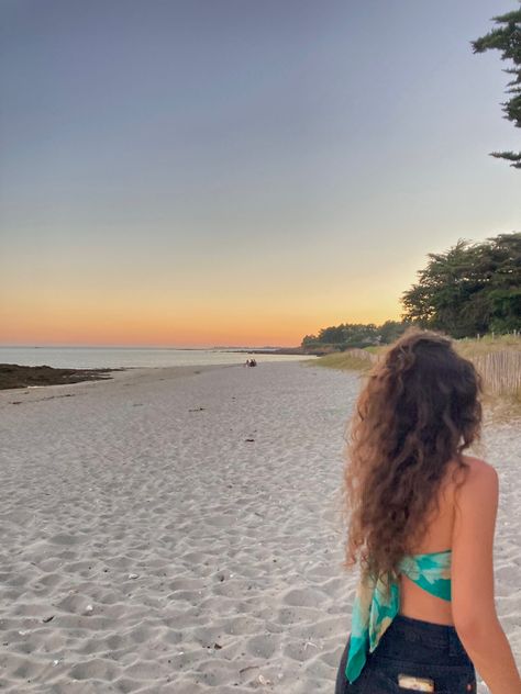 Long Curly Beach Hair, Curly Hair Summer Aesthetic, Curly Hair Beach Aesthetic, Curly Hair Instagram Pictures, Curly Beach Hair, Latina Summer, Curly Hair Latina, Pale Olive Skin, Winter Beach Outfit