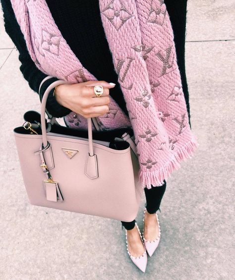 Massive Instagram Round-Up (November – December) – The Sweetest Thing Chique Outfits, Pink Purse, Prada Handbags, Outfits Casuales, Vuitton Handbags, Louis Vuitton Handbags, Look Fashion, Capsule Wardrobe, Givenchy