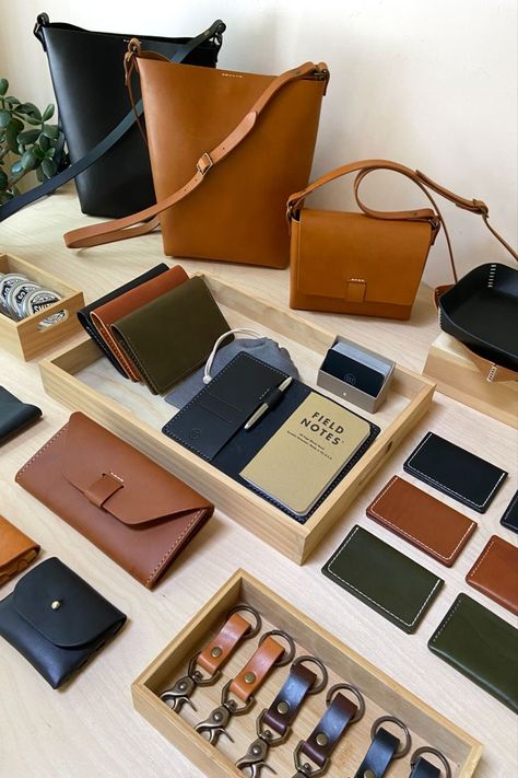 Booth Display Design, Booth Decor, Brand Name Bags, Bbq Gifts, Leather Store, Leather Organization, Men's Wallets, Bag Display, Minimalist Wallet