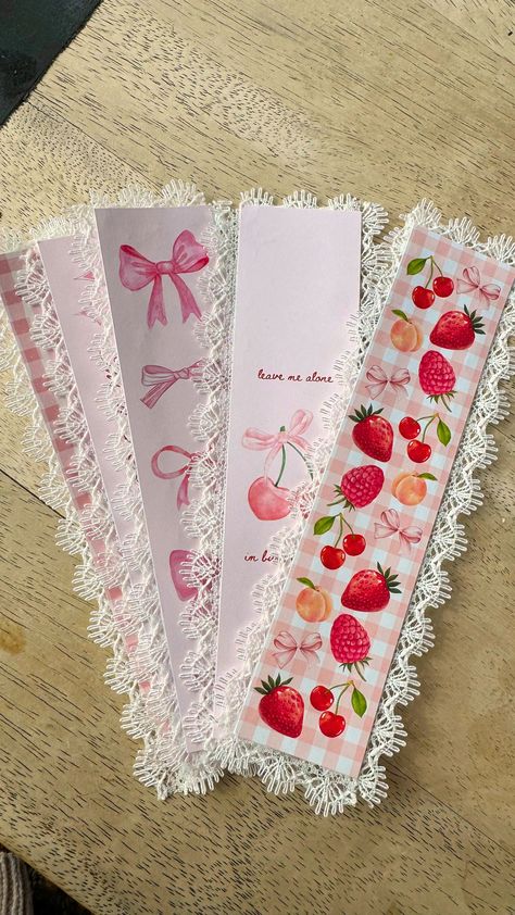 Our fun lace border bookmarks are double sided and coquette romance inspired by romance books and coquette lover girls We've got 5 different designs all under the coquette theme so you can mix and match -Cherry Bow -Romance Book Club -Bow -I'm Busy - Diy Bow Bookmark, Project Side Designs, Bow Bookmark Diy, Coquette Craft Ideas, Cute Useful Crafts, Things For Book Lovers, Cute Handmade Bookmarks, Diy Gifts For Readers, Handmade Gifts For Family