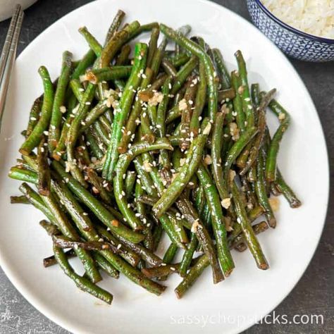 Chinese Long Beans Recipe (Stir Fried With Garlic) - Sassy Chopsticks Asian Long Bean Recipes, Long Bean Recipes, Long Beans Recipe Chinese, Chinese Long Beans Recipe, Long Beans Recipe, String Bean Recipes, Chinese Long Beans, Man Recipes, Long Beans