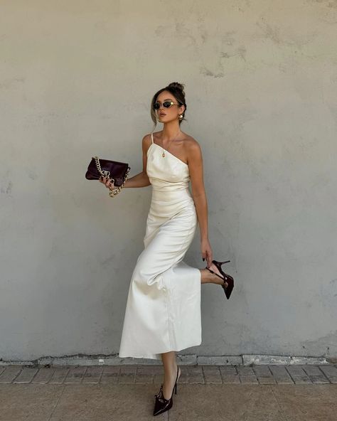 16 White Dresses that You Will Never Get Tired Of Green Juice Aesthetic, Summer Fall Outfits, Healthy Girl Aesthetic, Healthy Girl Era, It Girl Energy, Juice Aesthetic, Wellness Girl, Pilates Girl, Elegant Classy Outfits