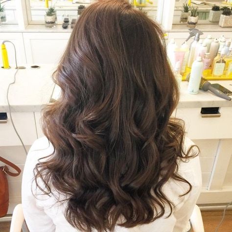 Curls Medium Hair, Blowout Volume, Revlon Brush, Blonde Blowout, Brown Hair Highlights, Long Hair Inspiration, Voluminous Hairstyles, Hairstyles Brunette, Curled Hairstyles For Medium Hair