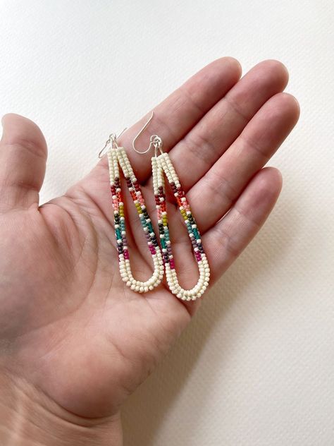 BEADED EARRINGS MAKING #BeadedEarrings Seed Bead Earrings Patterns, Beaded Earring Patterns, Herringbone Earrings, Handwoven Earrings, Seed Bead Jewelry Patterns, Beaded Jewelry Earrings, Beaded Earrings Tutorials, Beaded Earrings Diy, Beaded Bracelets Tutorial