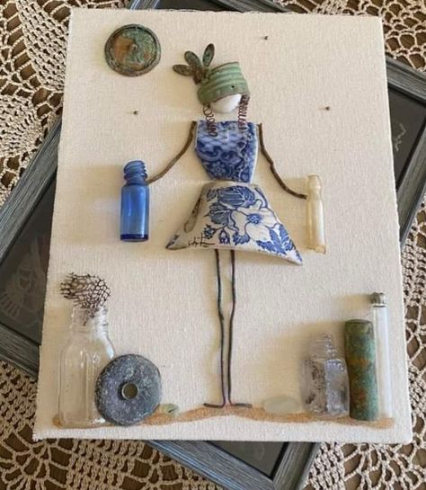 Broken China Crafts, Assemblage Art Collage, Assemblage Art Mixed Media, Projects For Home, China Crafts, Driftwood Art Diy, Object Art, Mixed Media Art Canvas, Mixed Media Crafts