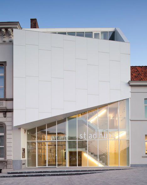 town hall in the Belgian municipality of Harelbeke Retail Facade, White Building, Glass Facades, Salou, Building Facade, Architecture Exterior, Facade Architecture, Facade Design, Modern Buildings