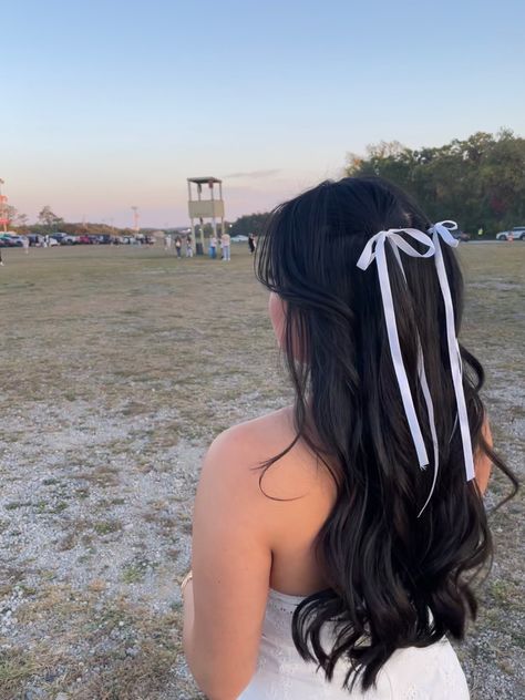 bows, hair, lana del rey, grunge, aesthetic, concert, coquette, curls, concert outfit Birthday Hairstyles With Bow, Purple Bow Hairstyle, Cute Promotion Hairstyles, Txt Concert Hairstyles, Black Hair With Ribbon, Bow Clip Hairstyle Ideas, Hairstyles For Skirt, Two Bows In Hair, Long Hair Bow Hairstyles