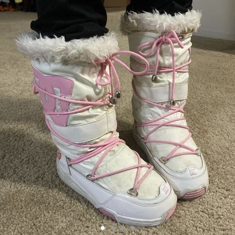 Ig:leibub Y2k Snow Boots, Dc Boots, 2000s Japanese Fashion, Alt Clothes, Shoe Wishlist, Swag Girl Style, Girly Shoes, Winter Girls, Moon Boots