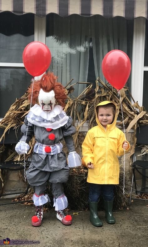 Pennywise Costume Girl, Diy Pennywise Costume, Pennywise Costume For Kids, Georgie Costume, Pennywise And Georgie, Pennywise Halloween Costume, Pennywise Costume, Pennywise Halloween, Diy Fantasia