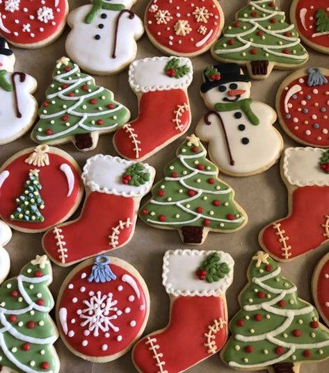 From Christmas sugar cookies to festive cupcakes, learn how to make some great holiday treats the whole family will love! Cute Gingerbread Cookies Decorated, Gingerbread Cookies Decorated Christmas, Cute Sugar Cookies Designs Christmas, Cookie Icing Ideas Christmas, Sugar Cookie Ideas Decorated Christmas, Pretty Christmas Sugar Cookies, Gingerbread Cookies Decoration, Cute Cookies Christmas, Gingerbread Cookies Decorated Icing