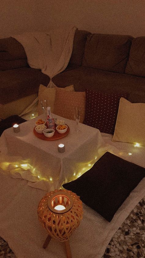 Floor Date Night Ideas, Romantic House Date Ideas, Valentines Day Dinner At Home Ideas, Simple Date Night Ideas At Home, Date Night Room Set Up, Romantic Set Up For Boyfriend At Home, Cute At Home Date Night Ideas, Home Date Night Aesthetic, Date Night Home Ideas