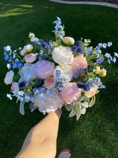 Big Bouquets Of Flowers, Tulips Varieties, Roses Varieties, Bridal Bouquet Blush, Bouquet Styles, Colorful Bridal Bouquet, Prom Bouquet, Flower Types, Large Bouquet