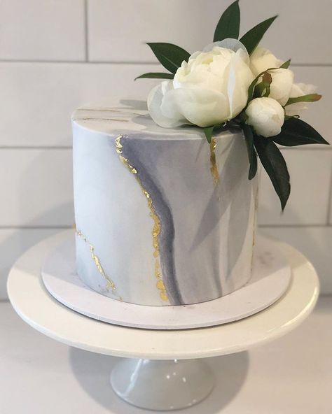 Creme de la Cake: Marble fondant cake with gold flecks & fresh flowers 🌿 Marble Fondant Cake, Fresh Flowers Cake, Marble Fondant, Cake Marble, Nice Cake, Cake With Gold, Fondant Wedding Cakes, Cool Cake Designs, Flowers Cake