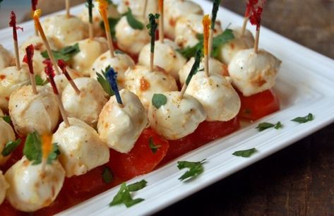 The key to this recipe for marinated mozzarella balls with tomatoes is to buy the freshest mozzarella you can: the texture should be spongy, not dense. Mozzarella Balls Recipe, Marinated Mozzarella Balls, Mozzarella Appetizers, Marinated Mozzarella, Mozzarella Balls, Tomatoes Recipe, New England Travel, Pizza Rolls, Dinner Appetizers