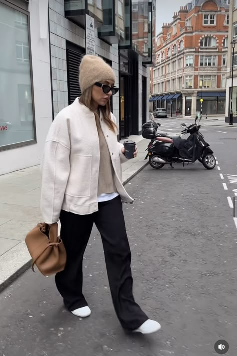 Oversized White Jacket Outfit, Beige Jacket Outfit Winter, Cream Jacket Outfit Winter, Sherpa Bomberjack Outfit, Borg Jacket Outfit Women, Oversized Cream Sweater Outfit, White Boucle Jacket Outfit, Borg Jacket Outfit, Cream Borg Coat Outfit