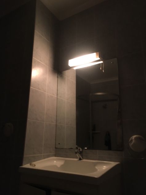 Mirror Horror Aesthetic, Creepy Mirror Aesthetic, Horror Dark Aesthetic, Scary Bathroom Aesthetic, Nightmarecore Aesthetics, Scary Hotel Aesthetic, Horror Movie Lighting, Mattcore Aesthetic, Bathroom Party Aesthetic