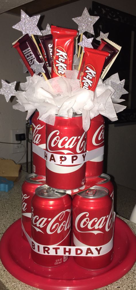 I made this soda can cake for my boss's birthday. Quick and easy diy gift Soda Can Cakes, Coke Gifts, Coca Cola Party, Soda Cake, Boss Birthday Gift, Boss Christmas, Cake In A Can, Boss Birthday, Bosses Day Gifts