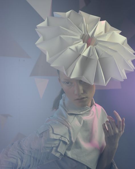 Paper Couture - origami fashion, headpiece with 3D construction - wearable art; sculptural paper hat; alternative materials Paper Headpiece, Mode Origami, Paper Clothes, Origami Fashion, Sculptural Fashion, Couture Hats, Paper Fashion, Crazy Hats, Paper Dress