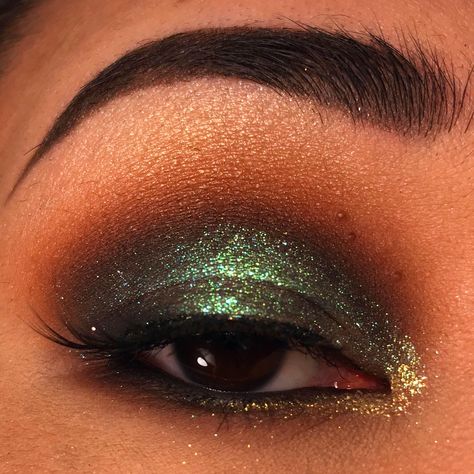 Forest Green Eyeshadow Makeup Looks, Earth Color Makeup, Green Cheer Makeup, Earth Inspired Makeup, Light Green Dress Makeup, Copper Eyeshadow Looks, Pat Mcgrath Eyeshadow Looks, Green And Gold Makeup, Emerald Green Makeup