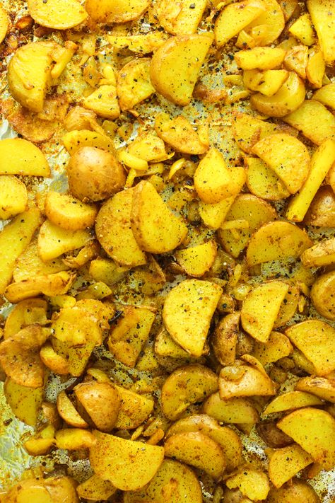 Crispy Turmeric Roasted Potatoes Turmeric Recipes, Vegetarian Curry, Vegan Meal Prep, Roasted Potatoes, Healthy Nutrition, Diet And Nutrition, Nutrition Recipes, Potato Recipes, Health And Nutrition