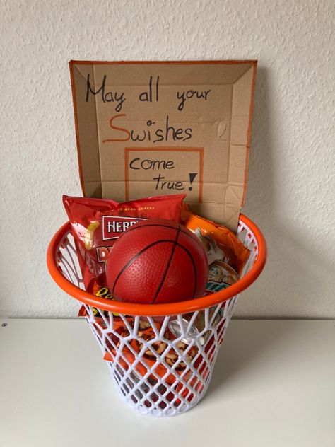 Basketball Senior Night Gifts, Homemade Gift Baskets, Boyfriend Gift Basket, Basket Nba, Handmade Gifts For Boyfriend, Senior Night Gifts, Birthday Basket, Diy Birthday Gifts For Friends