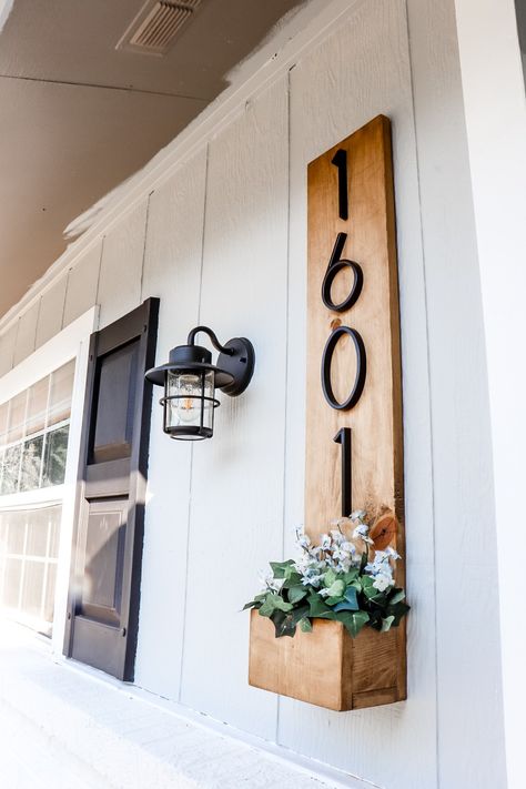 Diy House Number Sign, Farmhouse House Numbers, Diy Address Sign, Diy Farmhouse Ideas, Door Number Sign, Modern House Numbers Sign, Improve Curb Appeal, House Numbers Diy, Diy Baskets