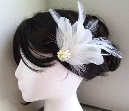 H Wedding Feather Hair Piece, White Feather Hair Piece, Feathers In Hair Aesthetic, Hairstyles With Feathers, Feather In Hair, Dance Costume Hair Pieces, Feathers In Hair, Feathers Accessories, Feather Hairpiece