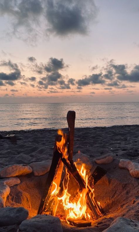 Beach Bonfire • Partytrick Bonfire Party Ideas Backyard Fall, Bonfire Party Ideas Backyard Winter, Bonfire Party Ideas Backyard, Beach Bonfire Party Ideas, Bonfire Party Ideas, Bonfire Pit Ideas, Beach Bonfire Parties, Bonfire Pit, Summer Bonfire