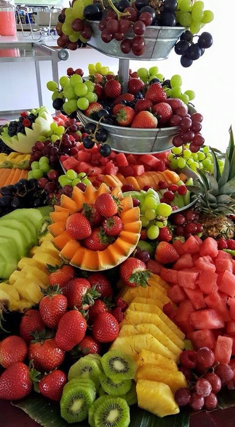 Food Fruit Bar At Wedding, Veg Tray, Dessert Bord, Fruit Boards, Fruit Tray Ideas, Fruit Tables, Veggie Display, Fruit Buffet, Deco Fruit