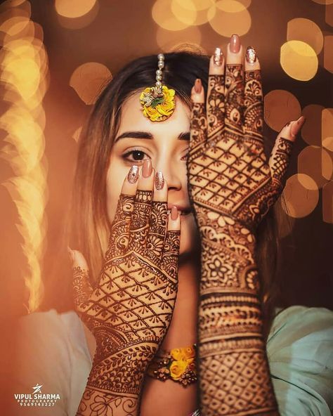 Mehendi Photoshoot, Bridesmaid Photoshoot, Indian Wedding Poses, Indian Wedding Photography Couples, Bridal Nail Art, Bridal Photography Poses, Indian Wedding Couple Photography, Bride Photography Poses, Latest Bridal Mehndi Designs