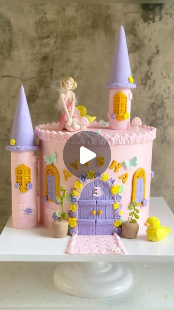 Castle Birthday Cakes Princess, Diy Castle Cake, Buttercream Princess Cake, Princess Cupcakes Ideas, Princess Cakes Ideas Girl Birthday, Castle Cake Diy, Princess Cake Birthday, Easy Castle Cake, Disney Princess Cake Ideas