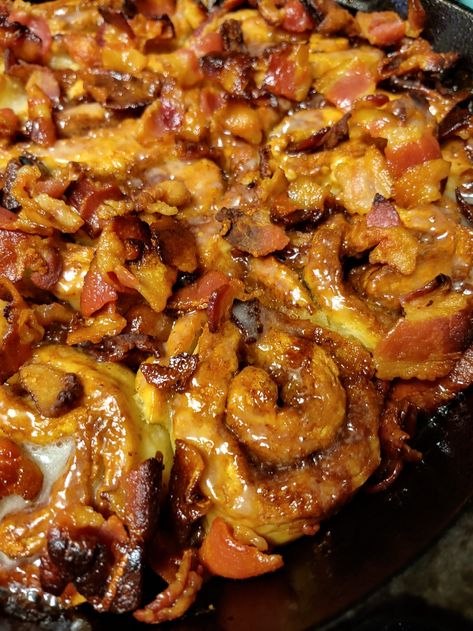 Bacon Dessert Recipes, Maple Bacon Cinnamon Rolls, Bacon Cinnamon Rolls, Cinnamon Roll Recipes, Bacon Brunch, Bacon Desserts, Famous Recipes, Rolls Homemade, Sticky Buns Recipes