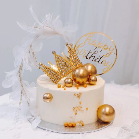 Korean Birthday Cake, Golden Birthday Cake Ideas, Gold Crown Cake, Birthday Cake Crown, Gold Cake Decorations, Queens Birthday Cake, Golden Birthday Cakes, Alcohol Cake, Queen Cakes