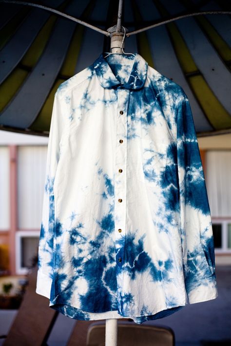 Diy Tie Dye Designs, Diy Tie Dye Shirts, Diy Denim Jacket, Kemeja Lelaki, Tie Dye Fashion, How To Tie Dye, Tie Dye Denim, Shibori Tie Dye, Tie Dye Diy