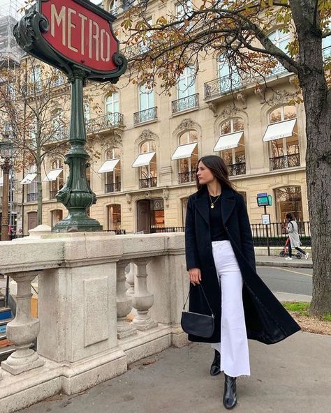 What To Wear In Paris In Winter To Dress Like A True Parisian Parisian Winter Style, Paris Winter Outfits, French Winter Fashion, Parisian Winter, Paris Outfit Ideas, What To Wear In Paris, Outfits Paris, Parisian Outfits, Paris Winter