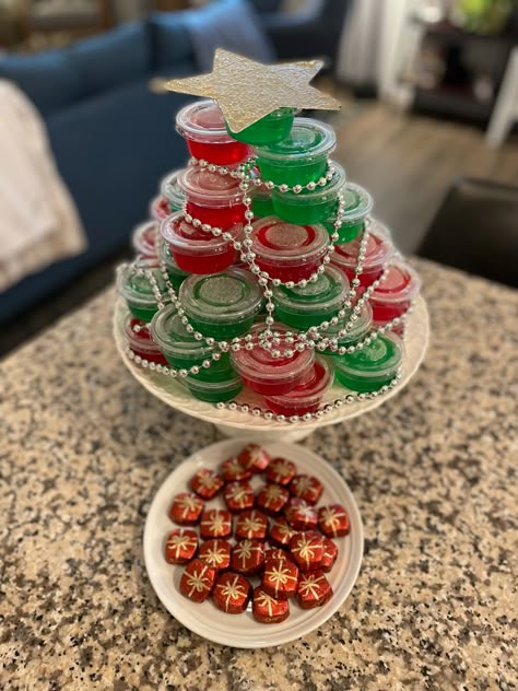 Jell-O shots Christmas tree🎄 Jell-o Shot Christmas Tree, Jello Shot Christmas Tree, Christmas Frat Party, Secret Santa Party Decorations, Xmas Pj Party Ideas, Jell-o Shots Christmas, Alcohol Christmas Tree, Christmas Ornament Shots, Christmas Jell-o Shots