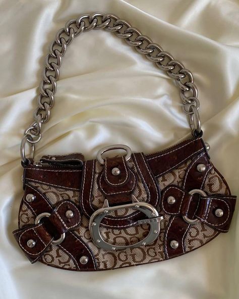 Vintage guess rare monogram brown shoulder bag with metal strap is already available for purchase 🏹 Fall Outfits Red, Vintage Prada Bag, Nails Back To School, Y2k Bags, Guess Shoulder Bag, Vintage Designer Bags, Bags Prada, Back To School Nails, Vintage Shoulder Bag